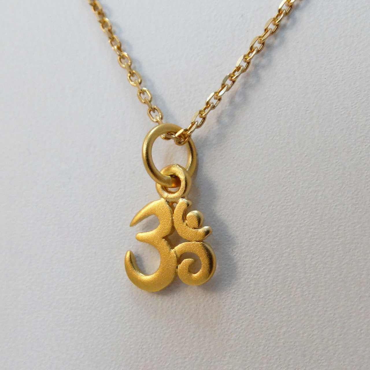 Collier Om minuscule doré – Symbole de yoga minimaliste sur une chaîne remplie d'or de 40 cm