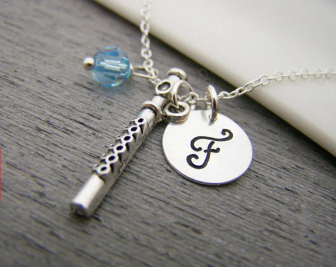 Collier Flûte – Argent Sterling avec Pierre de Naissance et Breloque Initiale