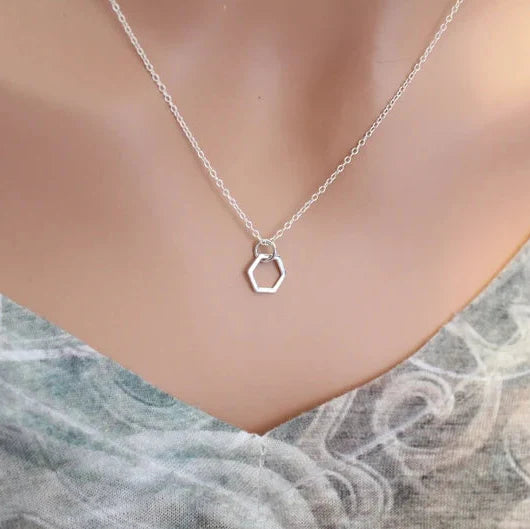 Collier petit hexagone – Pendentif nid d'abeille en argent sterling sur chaîne de 45,7 cm
