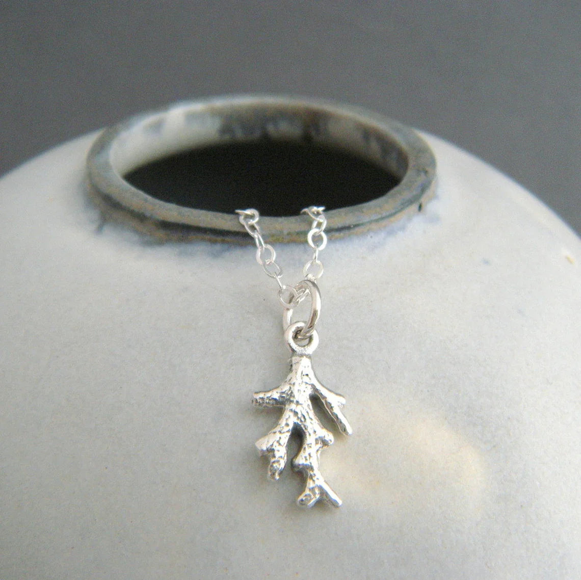 Collier mini branche de corail – Breloque en argent sterling sur chaîne de 40 cm