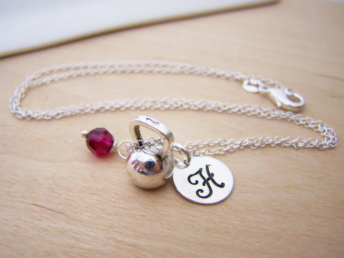 Collier Kettlebell – Argent Sterling avec Pierre de Naissance et Breloque Initiale