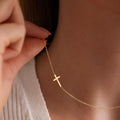 Collier croix latérale en or – Croix horizontale minimaliste sur chaîne de 45 cm