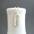 Collier Force – Petit Charm Mot en Argent Sterling sur Chaîne de 40 cm