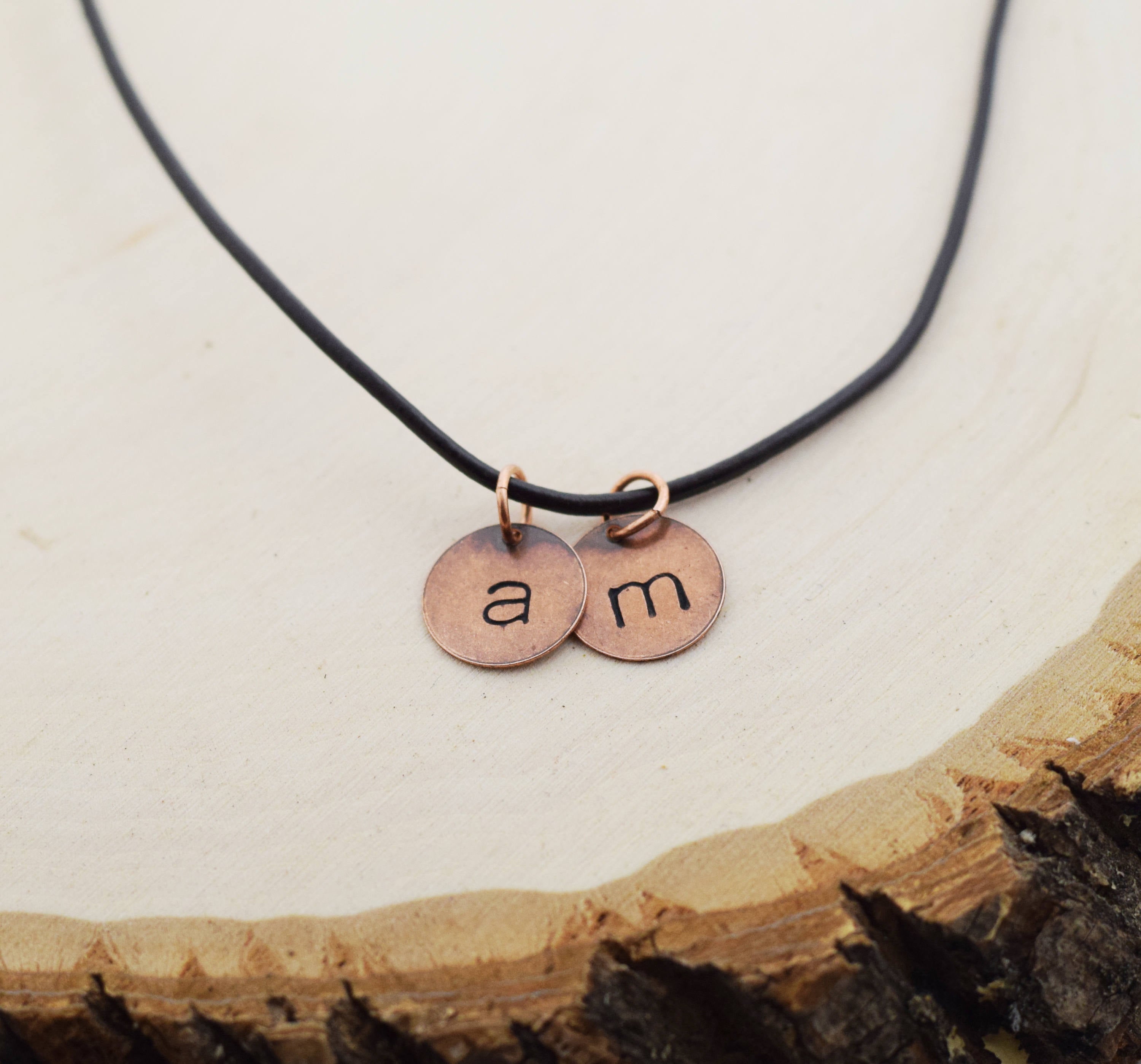 Collier Initial Personnalisé en Cuivre pour Homme – Collier Cordon en Cuir Estampillé à la Main – Bijou Initial Personnalisé Cadeau pour Lui