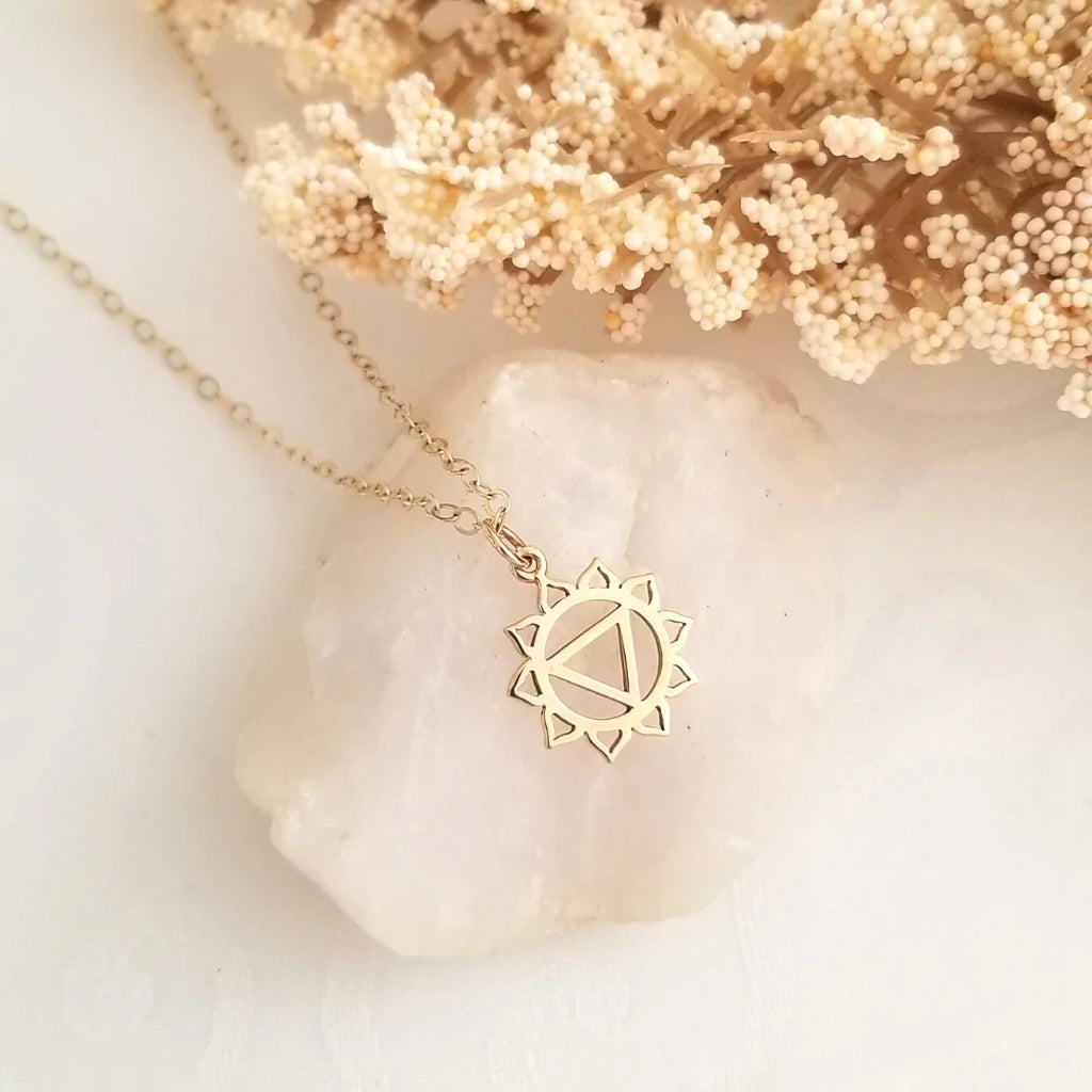 Collier chakra du plexus solaire – Pendentif symbole chakra plaqué or sur chaîne de 40 cm