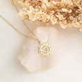 Collier chakra du plexus solaire – Pendentif symbole chakra plaqué or sur chaîne de 40 cm