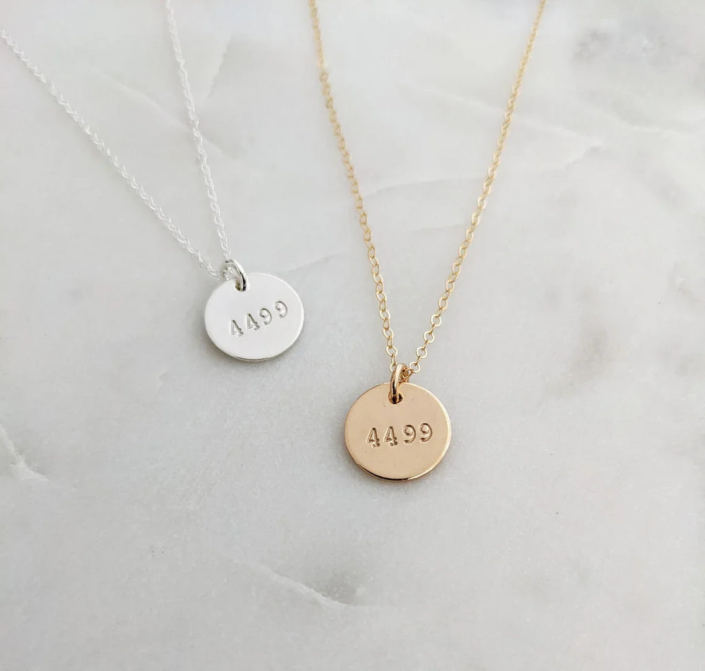 Collier d'épouse de policier – Numéro d'insigne estampillé à la main sur disque de 1,27 cm, or ou argent, chaîne de 45,72 cm