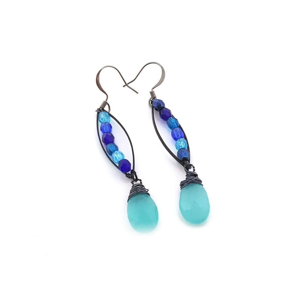 Boucles d'oreilles pendantes en calcédoine bleue et verre de Bohême – Argent sterling oxydé