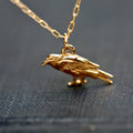 Collier Corbeau Doré – Pendentif Corbeau en Or Rempli 14k sur Chaîne de 40 cm