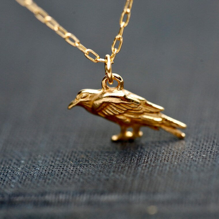 Collier Corbeau Doré – Pendentif Corbeau en Or Rempli 14k sur Chaîne de 40 cm
