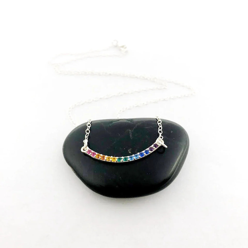 Collier barre incurvée Rainbow Nano Gem – Bijoux Pride en argent sterling, 45 cm