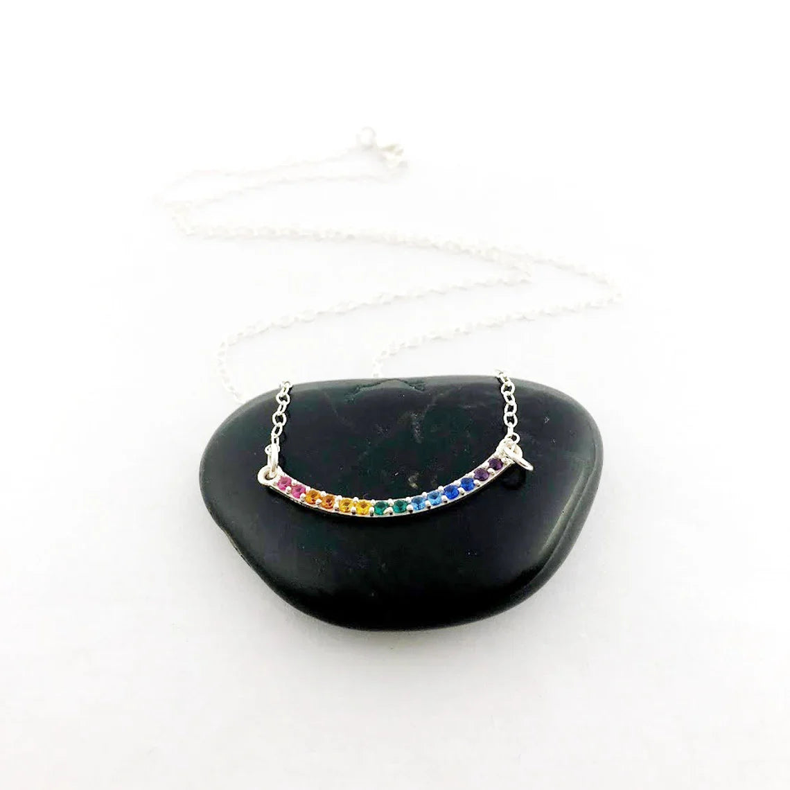 Collier barre incurvée Rainbow Nano Gem – Bijoux Pride en argent sterling, 45 cm