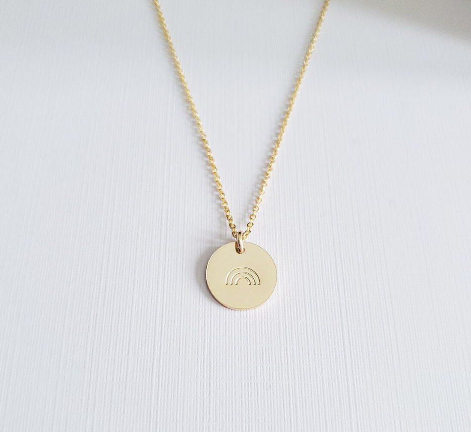 Collier Disque Arc-en-ciel – Bijou LGBT Estampé à la Main en Plaqué Or ou Argent Sterling