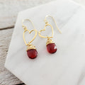 Boucles d'oreilles pendantes Sweetheart Grenat - Cœur rouge et or Délicates boucles d'oreilles en or 14 carats rempli