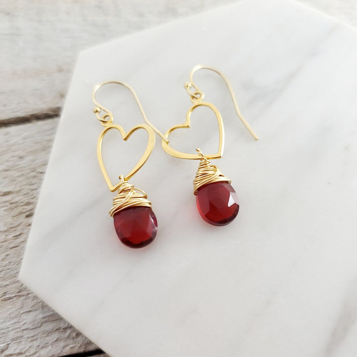 Boucles d'oreilles pendantes Sweetheart Grenat - Cœur rouge et or Délicates boucles d'oreilles en or 14 carats rempli