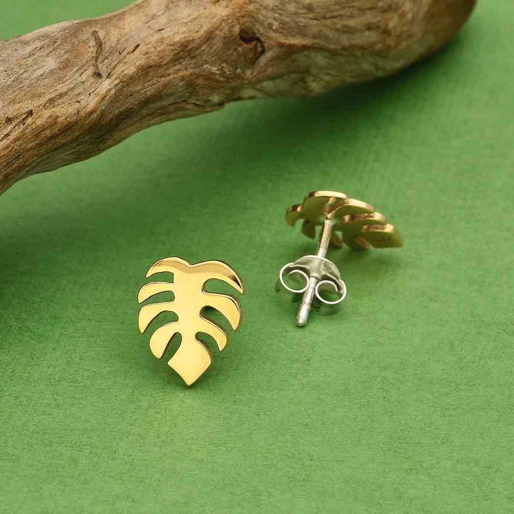 Puces d'oreilles feuille de Monstera dorée – Motif végétal tropical avec tiges en argent sterling