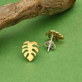 Puces d'oreilles feuille de Monstera dorée – Motif végétal tropical avec tiges en argent sterling