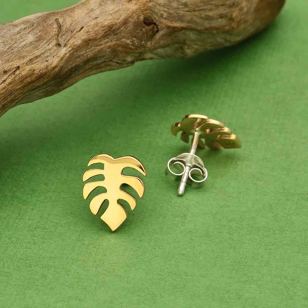 Puces d'oreilles feuille de Monstera dorée – Motif végétal tropical avec tiges en argent sterling