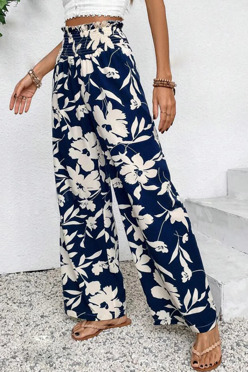 Pantalon ample bleu floral smocké à volants à la taille