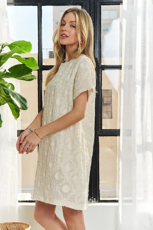 Robe Droite à Manches Courtes et Col Rond avec Appliqués – Robe droite intemporelle et élégante avec détails appliqués sophistiqués, pour un look polyvalent de jour comme de nuit