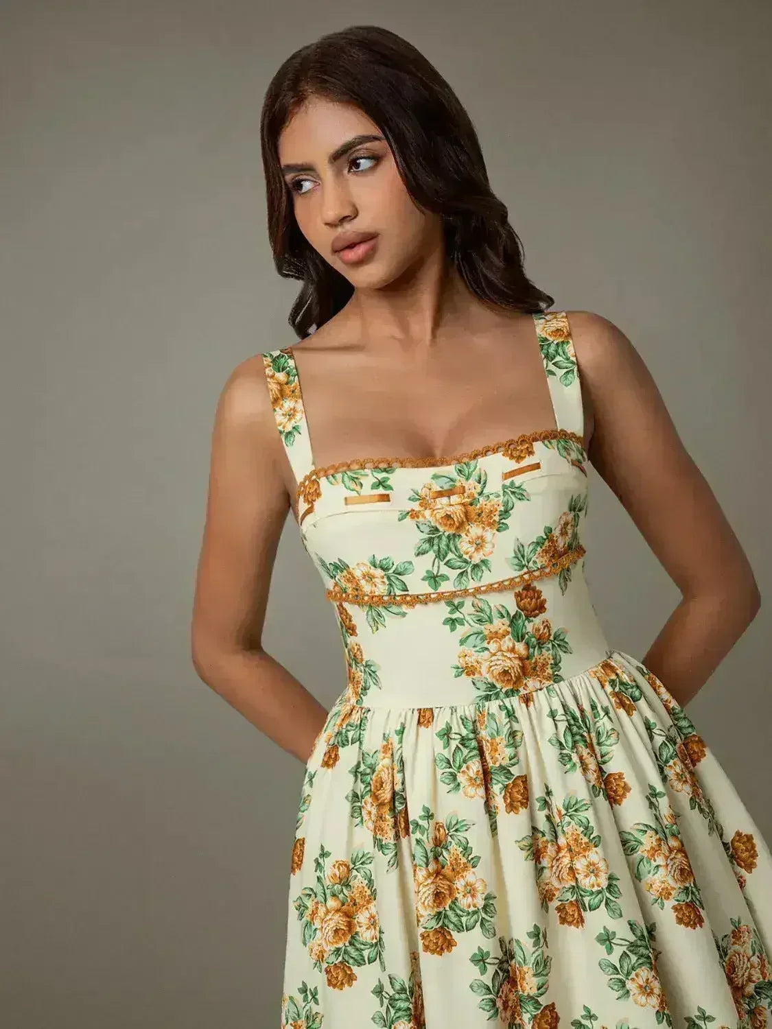 Robe midi florale sans manches bordée de dentelle