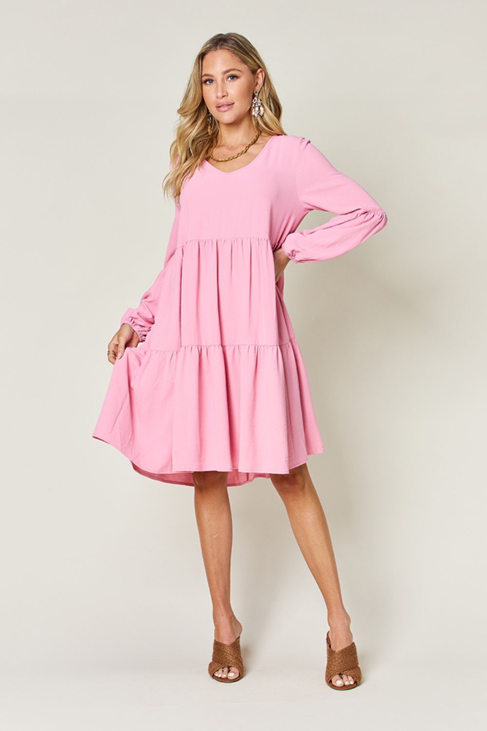 Robe décontractée élégante et confortable avec poches, encolure en V, manches, double épaisseur, superposition et superposition vert clair.