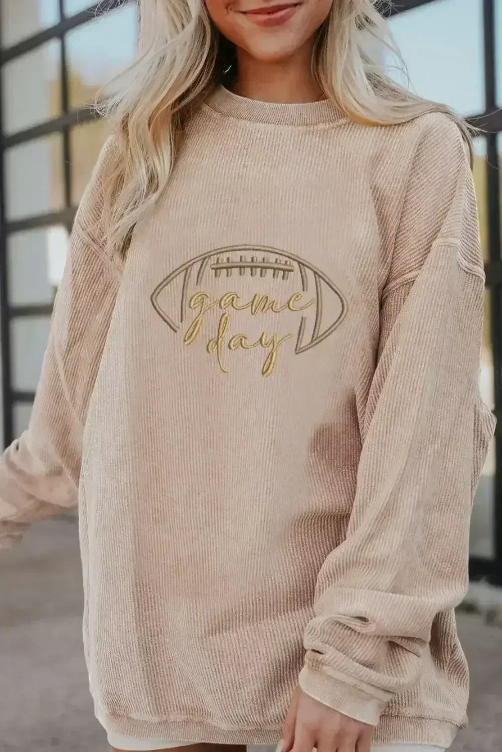 Sweat-shirt graphique de football abricot – Épaules tombantes et style jour de match | Femstylo