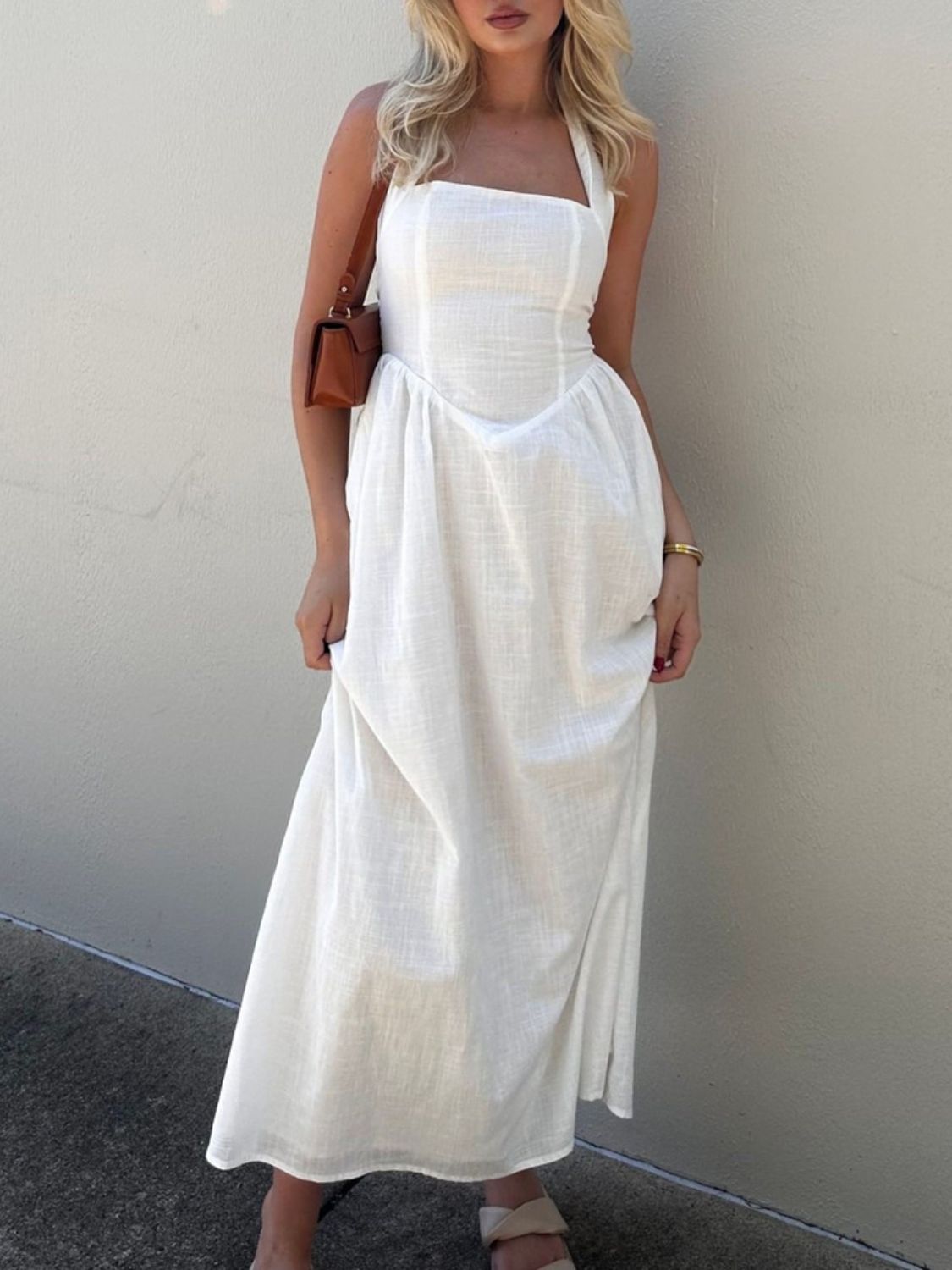 Robe midi noire ruchée à encolure dos nu – Une robe élégante et sophistiquée pour femme