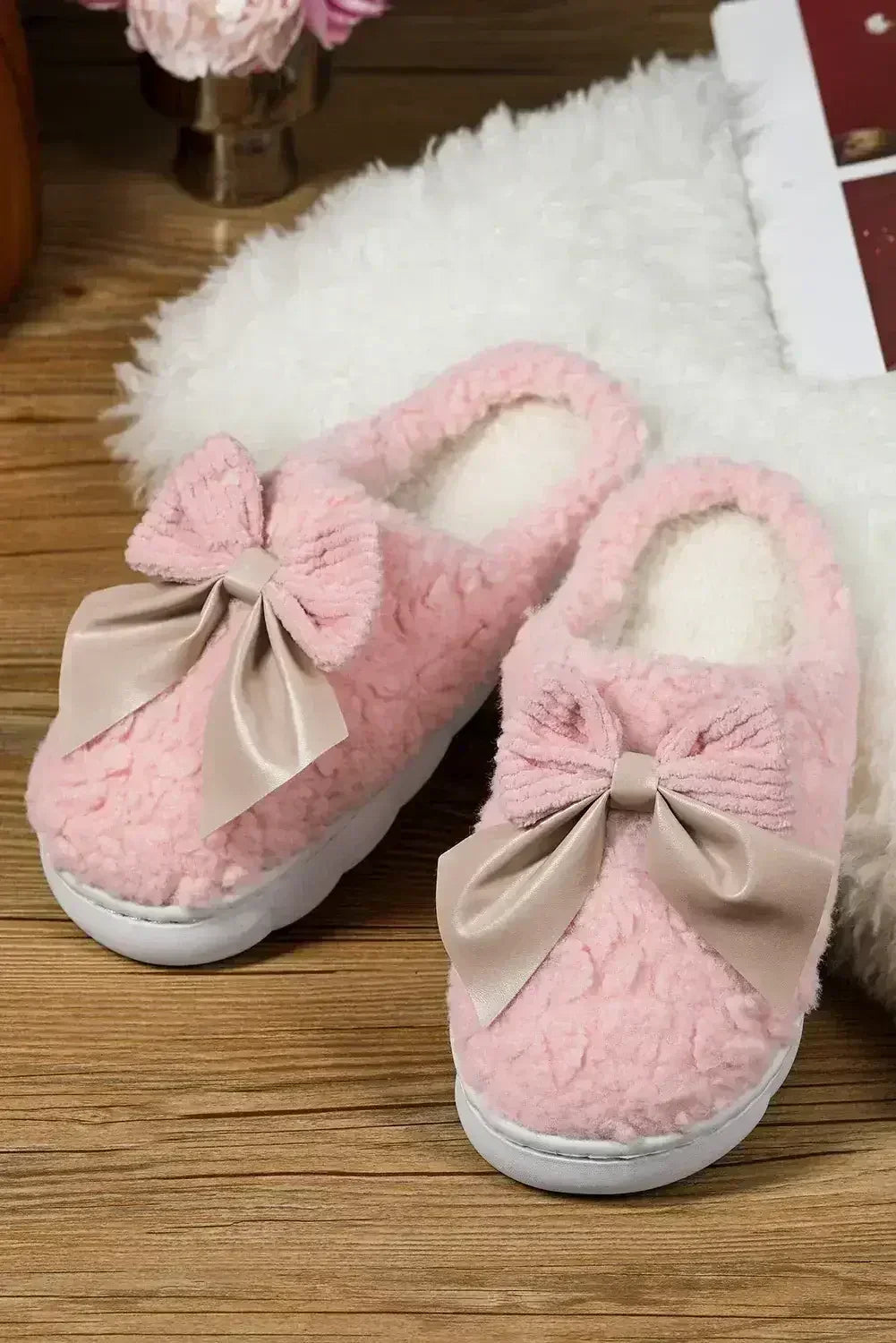 Pantoufles d'hiver en peluche à nœud et applique, contraste blanc