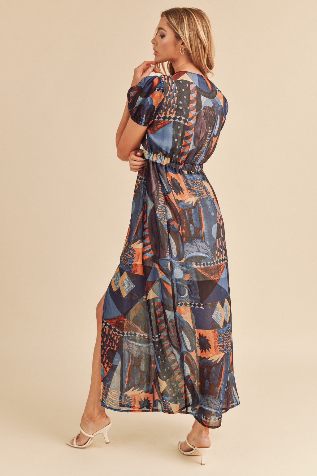 Robe longue confortable à manches courtes pour femme avec fente et imprimé géométrique détaillé en dentelle, dentelle élégante, fente séduisante, imprimé géométrique sophistiqué pour occasions décontractées et habillées