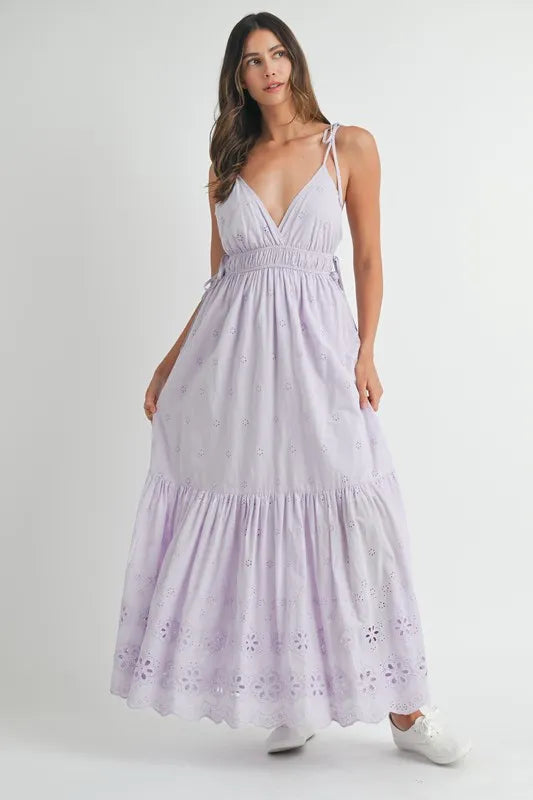Robe longue en dentelle œillet avec détails de bretelles latérales – Robe longue en dentelle œillet élégante et fluide, design moderne avec bretelles latérales, robe longue d'été formelle, robe de soirée sophistiquée