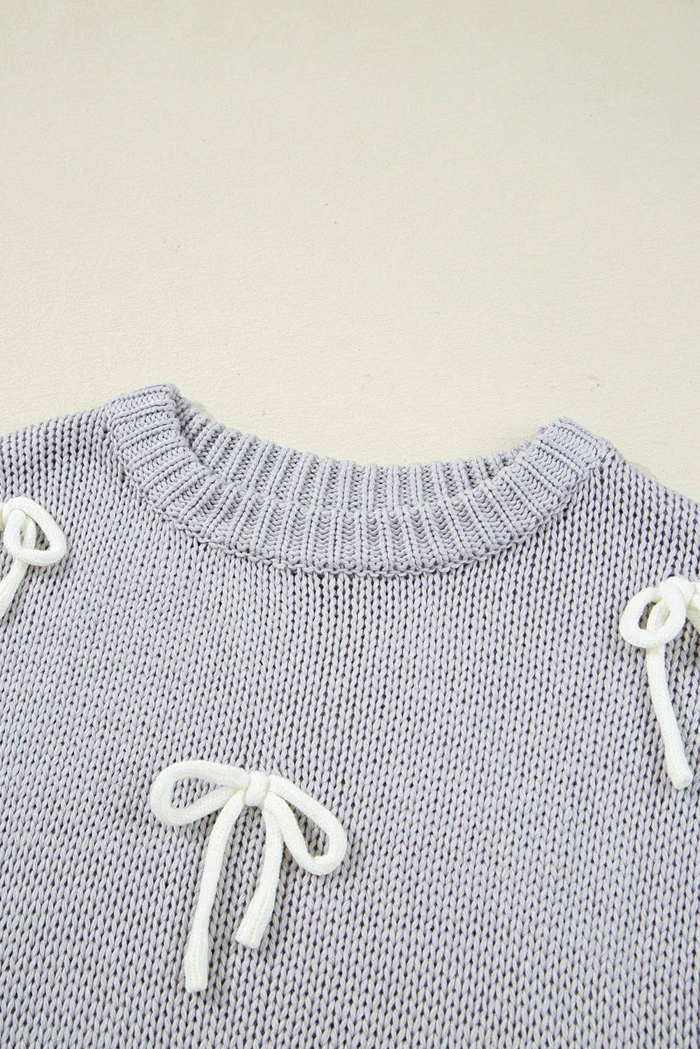 Pull à manches courtes et nœud papillon appliqué gris clair