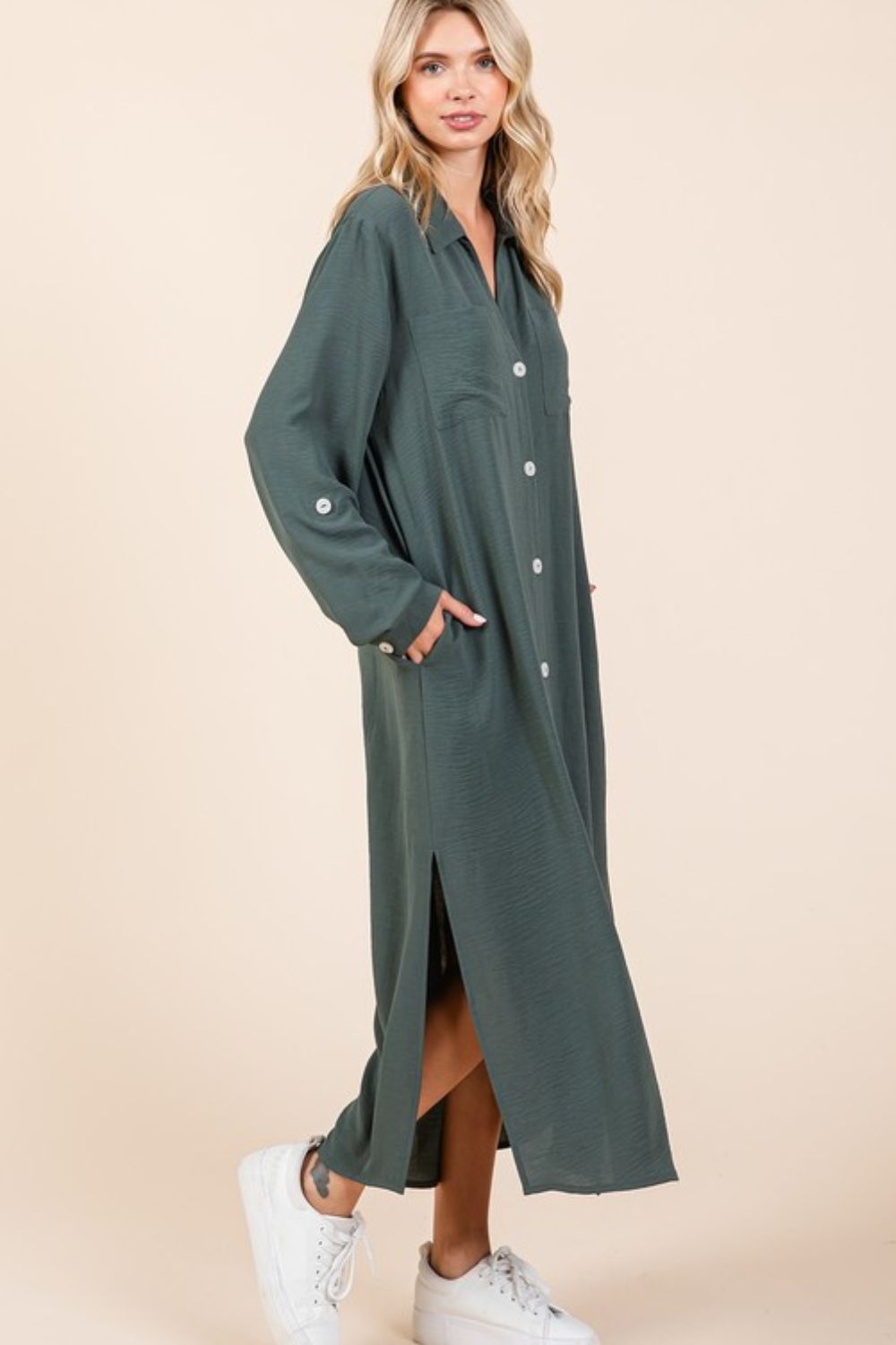 Robe longue fluide pour femme avec col en V, manches longues et boutons, robe longue décontractée, élégante et polyvalente avec détails boutonnés et fente pour un style sans effort