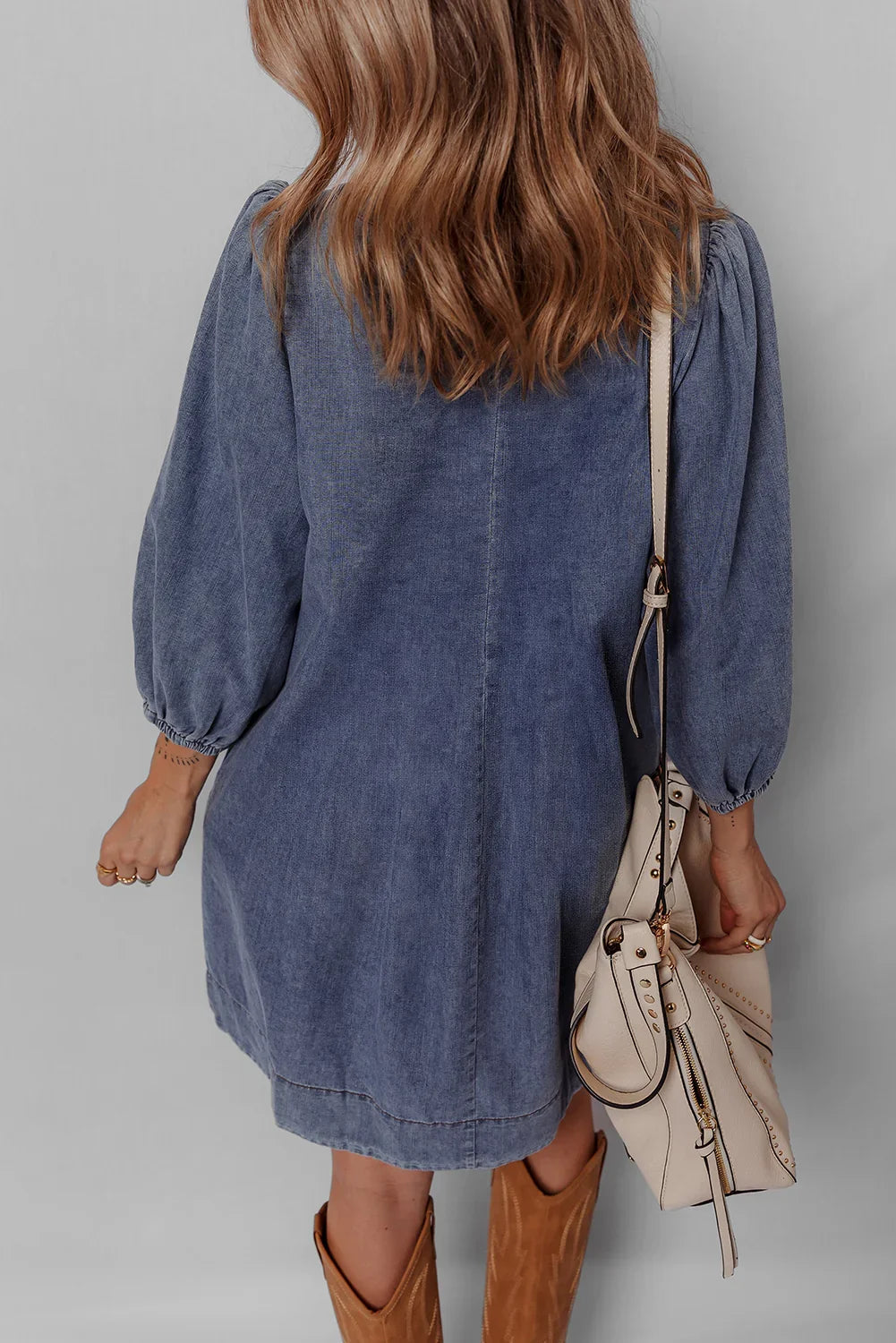 Robe courte en jean plissée à col en V et manches 3/4 bleu marine