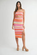 Robe midi en maille rayée multicolore avec découpe à l'avant pour l'été – Robe en maille rayée vibrante, Robe midi moderne avec découpe, Robe colorblock tendance, Robe chic pour événements estivaux