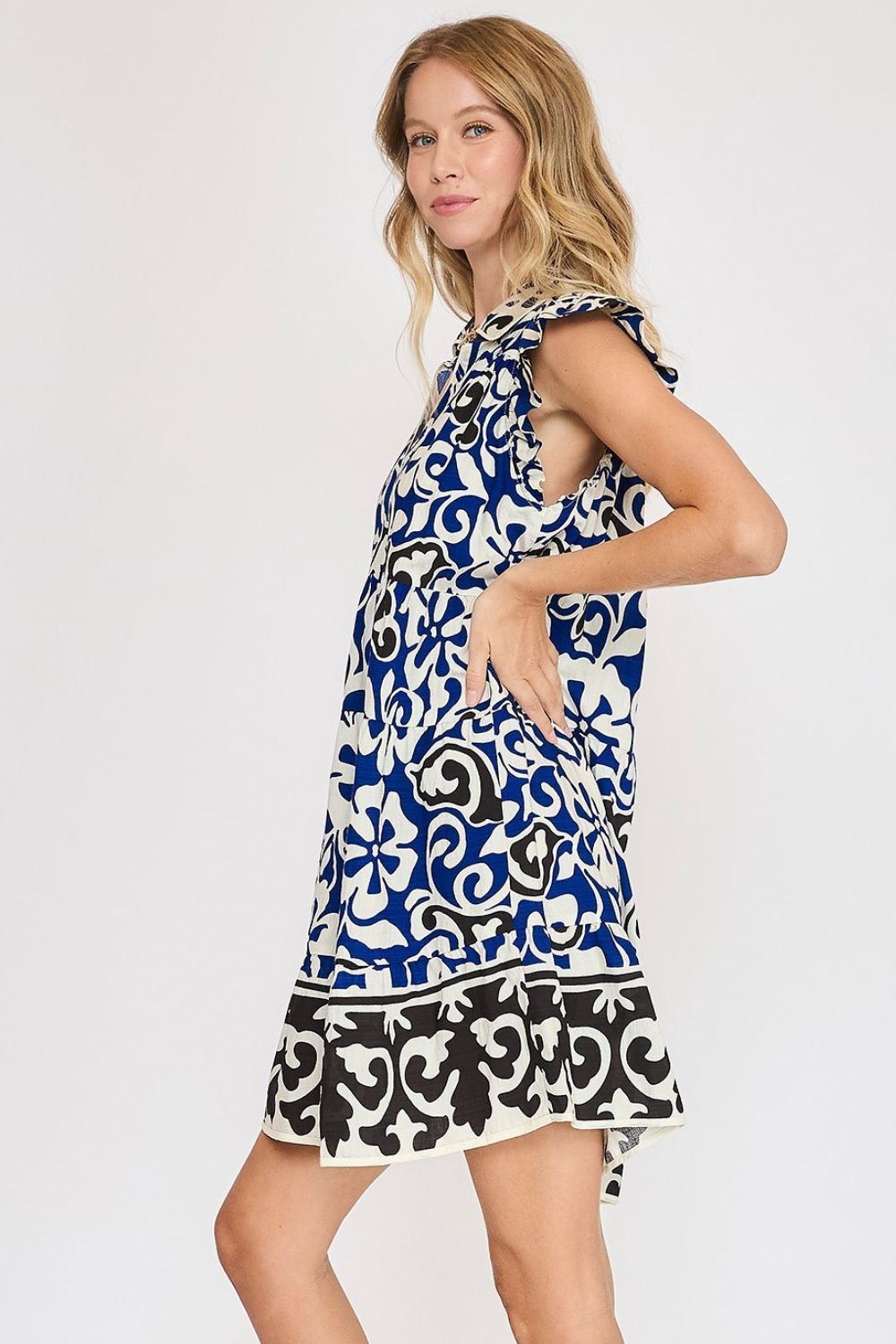 Robe fleurie à volants et manches courtes étagées pour femme – Robe féminine à imprimé fleuri avec manches courtes à volants et design étagé fantaisie