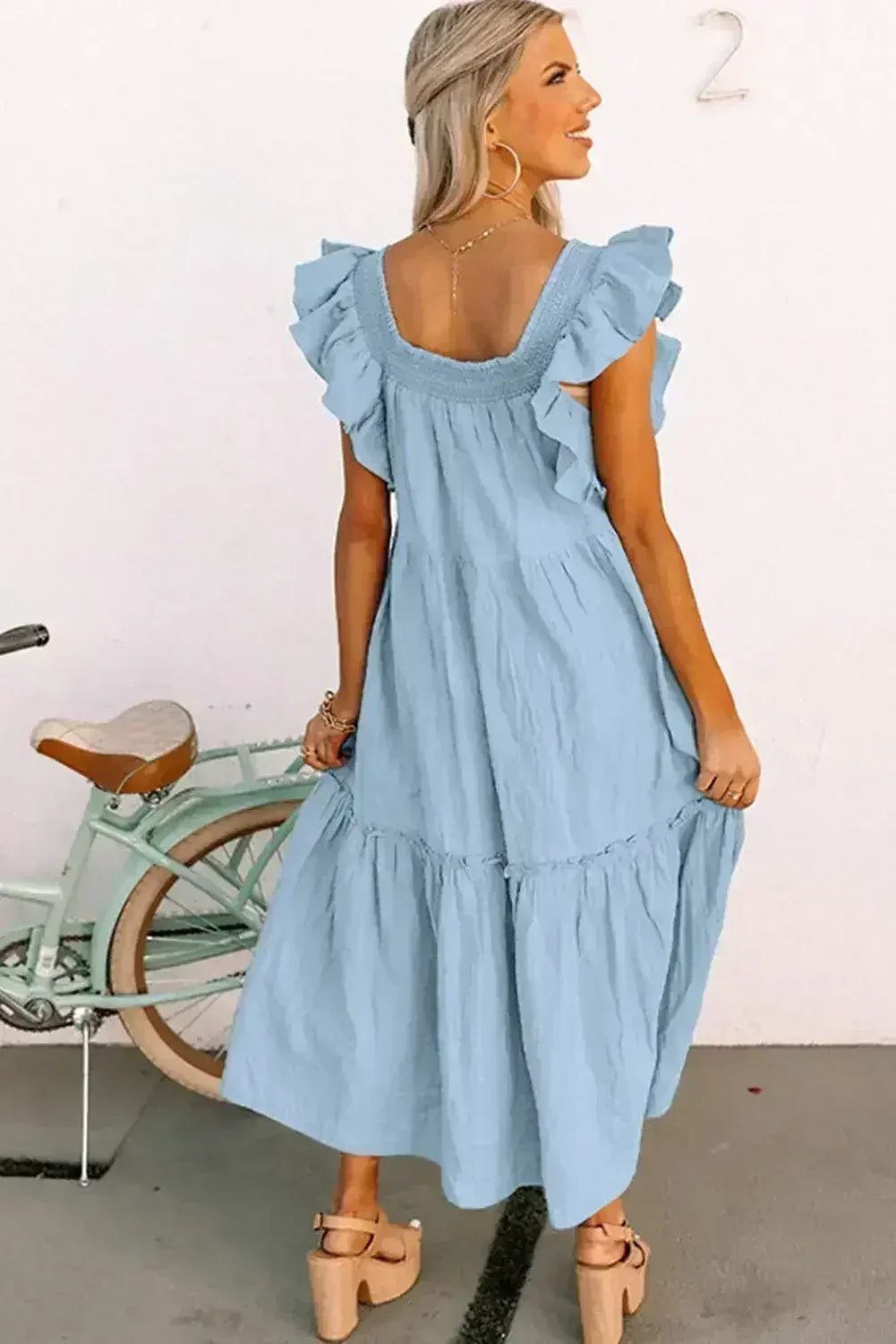 Robe longue texturée étagée à col carré et manches courtes volantées violette
