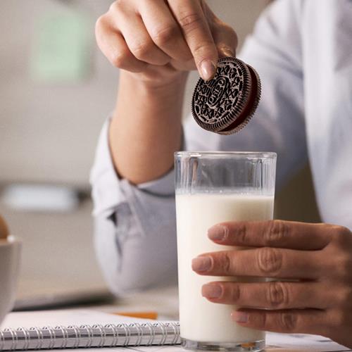 Biscuits sandwich au chocolat noir et crème Oreo, format familial, 482 g