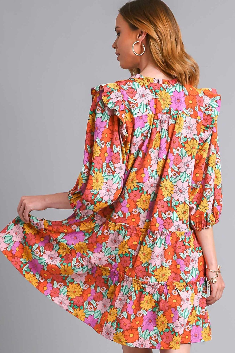 Robe longue étagée à imprimé floral et volants avec nœud au col pour femme – Robe longue étagée fluide et fleurie avec élégant nœud au col et détails à volants