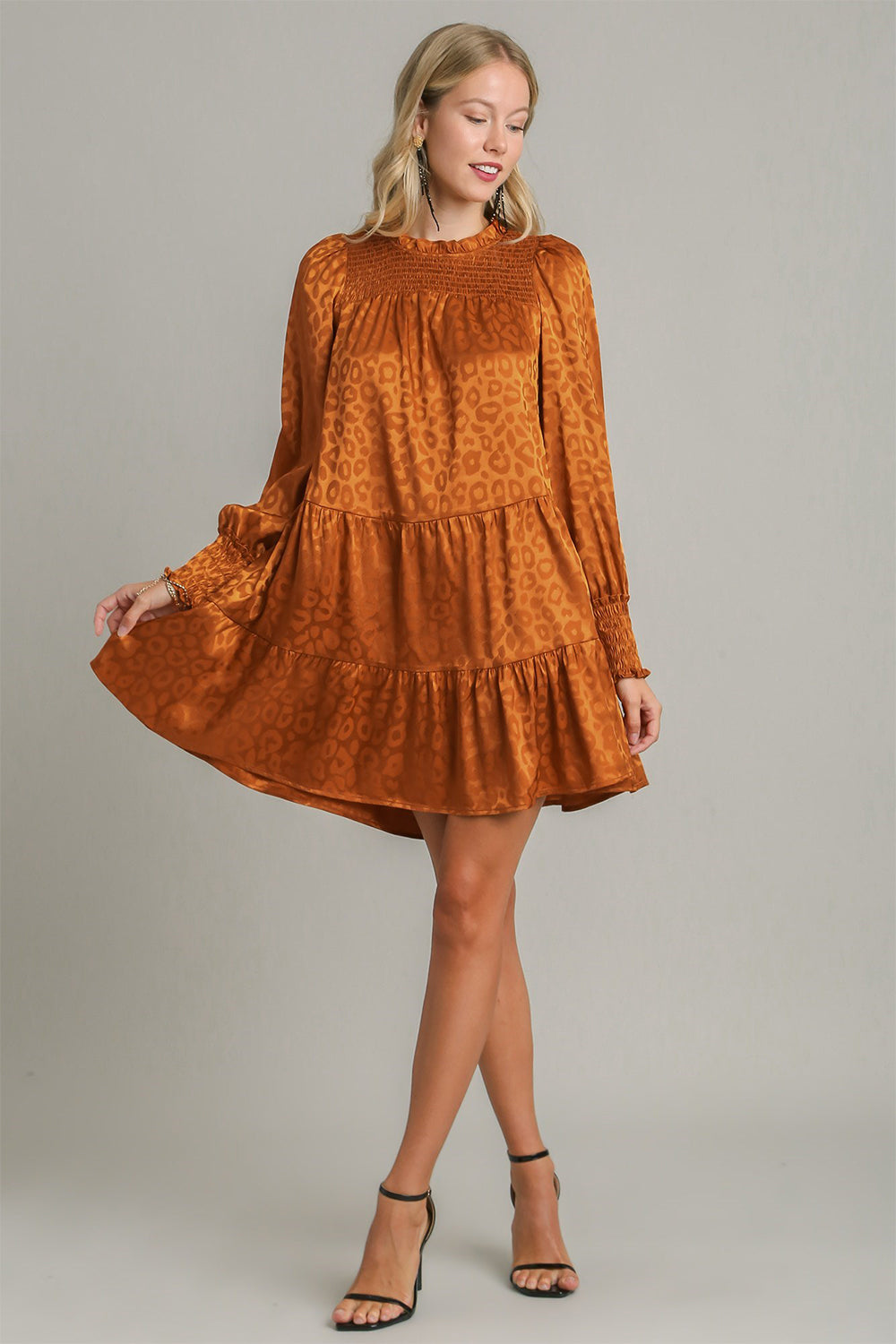 Robe longue étagée à smocks et imprimé léopard – Corsage smocké, Imprimé léopard audacieux, Conception étagée, Détails à volants, Robe chic pour les occasions décontractées et semi-formelles