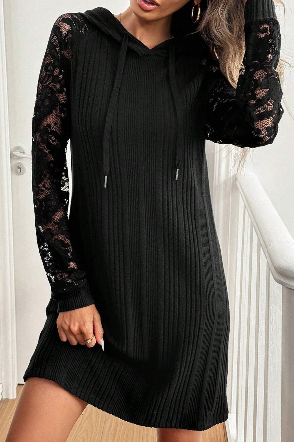 Robe longue noire à capuche et manches longues avec détails en dentelle, élégante et confortable pour femme, robe au design de luxe unique