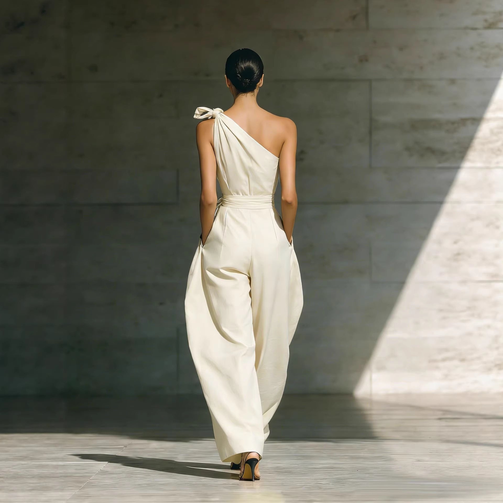Combinaison ample sans manches à épaules dénudées avec ceinture et jambes larges pour femme