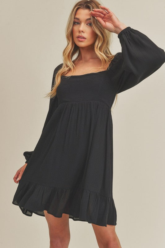 Mini-robe à col carré, manches bouffantes et ourlet à volants pour femme – Un style tendance, romantique et joueur pour toute occasion