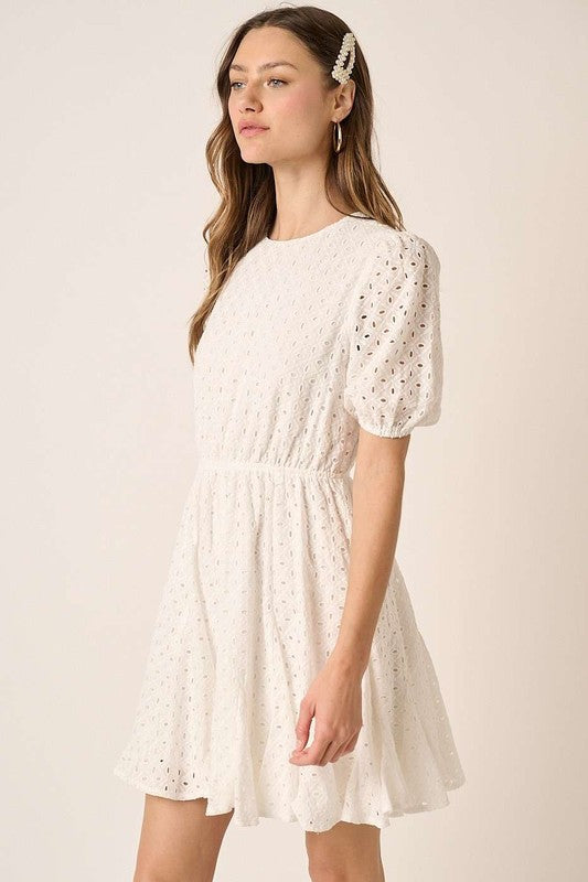 Mini-robe à œillets avec encolure ronde et manches bouffantes – Mignonne, élégante, féminine et chic, avec des manches bouffantes romantiques et des œillets délicats