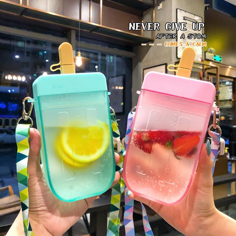 1PC 300ML Mignonne Bouteille d'eau avec Paille pour Jus en Extérieur, Adaptée aux Adultes et aux Enfants avec Corde. Nouvelle Bouteille d'eau en Plastique en Forme de Sucette avec Paille et Corde, Tasse à Boire Transparente pour Jus en Extérieur.