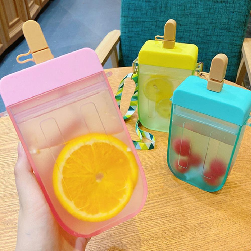1PC 300ML Mignonne Bouteille d'eau avec Paille pour Jus en Extérieur, Adaptée aux Adultes et aux Enfants avec Corde. Nouvelle Bouteille d'eau en Plastique en Forme de Sucette avec Paille et Corde, Tasse à Boire Transparente pour Jus en Extérieur.