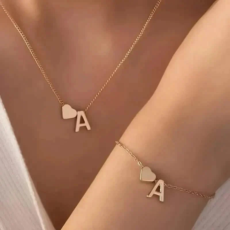 Ensemble 2 pièces : Collier et bracelet en métal avec cœur et lettre anglaise