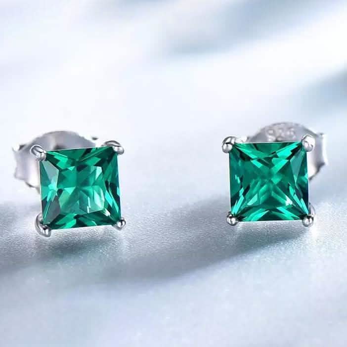 Clous d'oreilles en argent sterling avec 2,00 carats (poids total) d'émeraudes taille princesse