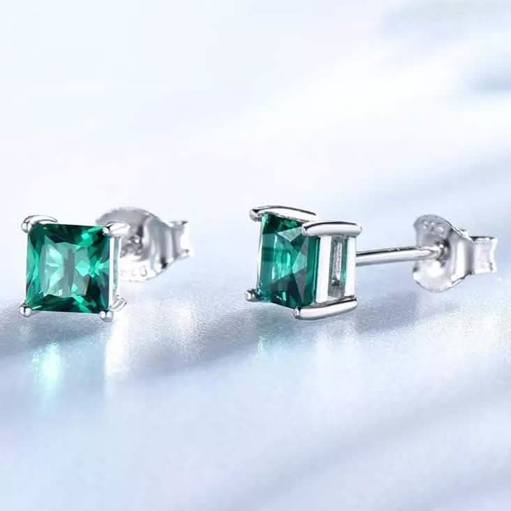Clous d'oreilles en argent sterling avec 2,00 carats (poids total) d'émeraudes taille princesse