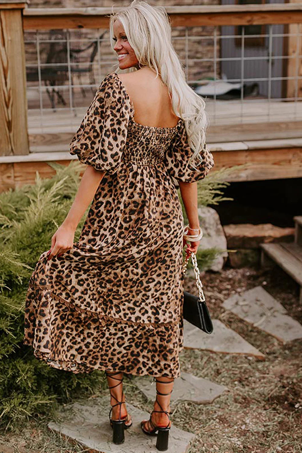Robe longue léopard marron à manches bouffantes et liseré Ricrac
